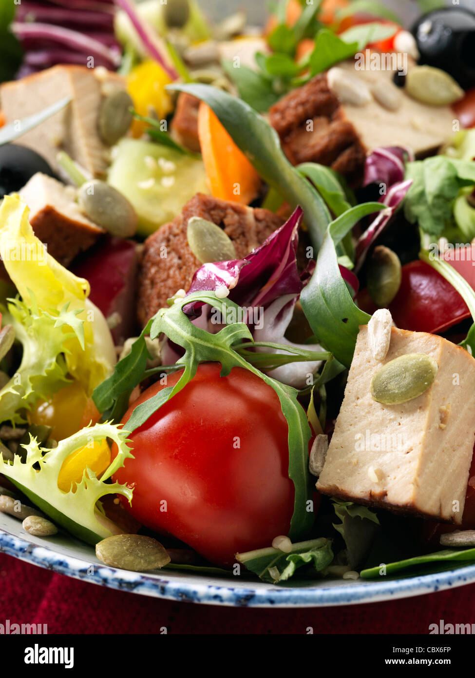 Affumicato insalata di tofu Foto Stock