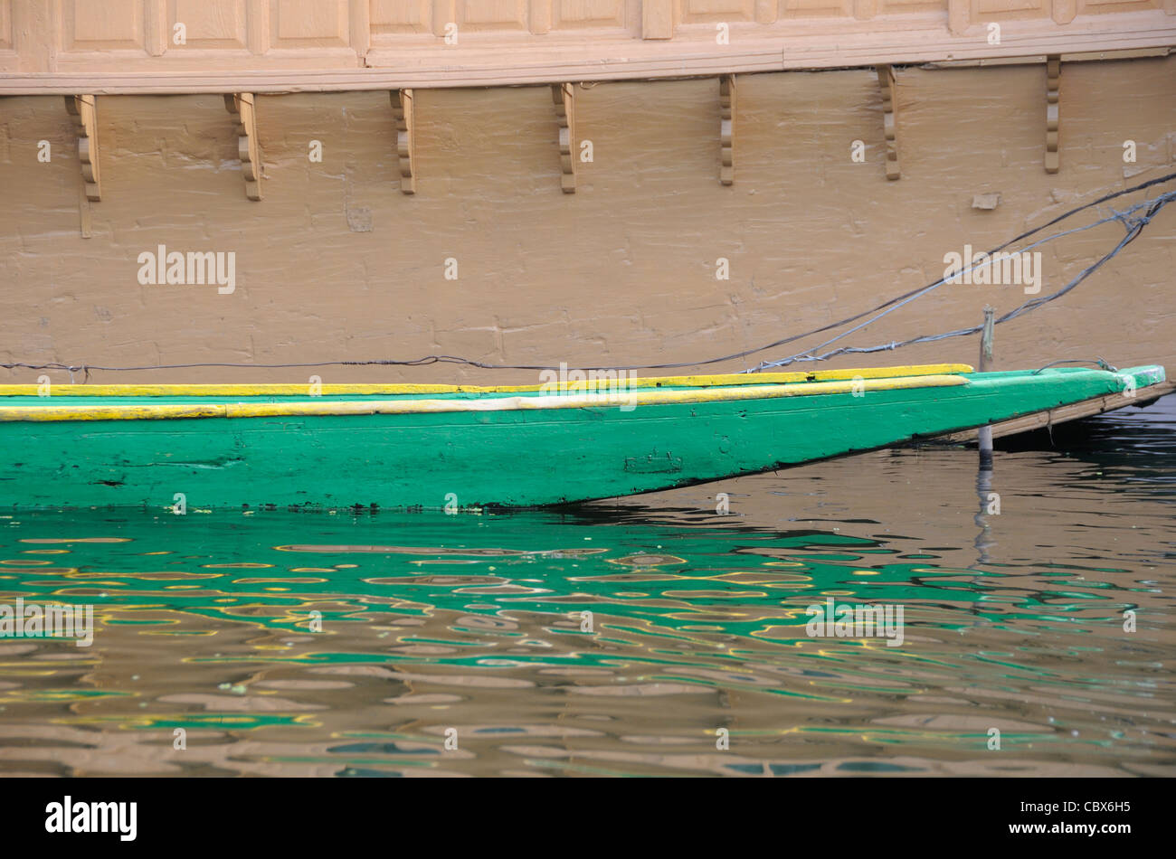 Una shikara legata a una casa galleggiante. Dal lago, Srinagar Kashmir. India Foto Stock