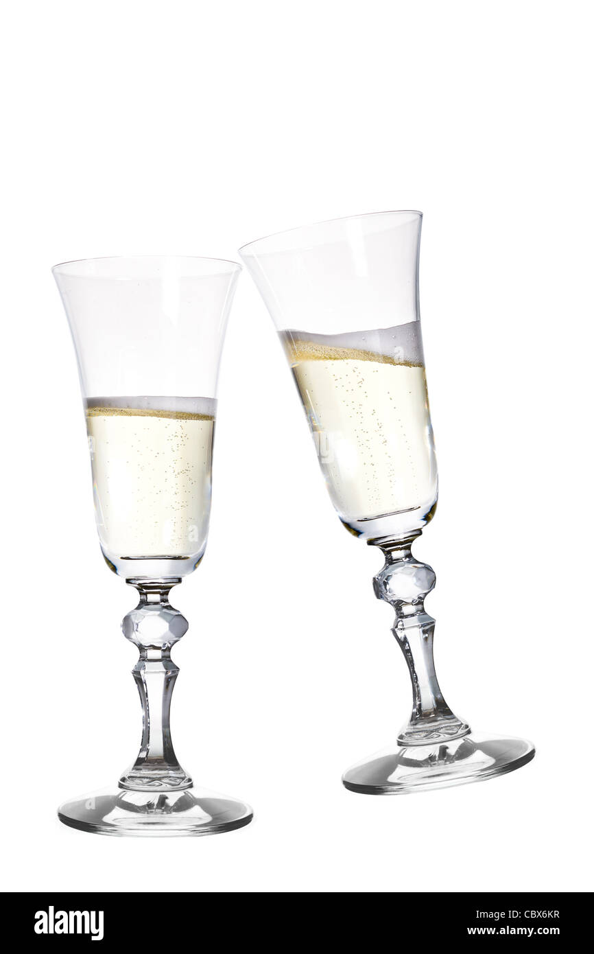 Coppia di champagne flauti facendo un brindisi. Isolato su bianco Foto Stock