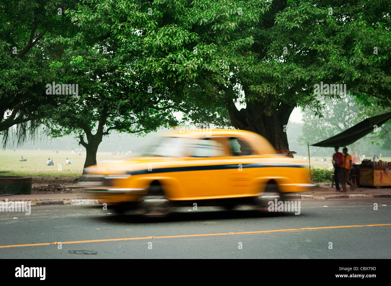 Il movimento sfocati del vecchio taxi a Calcutta (Kolkata), West Bengal, India. Foto Stock