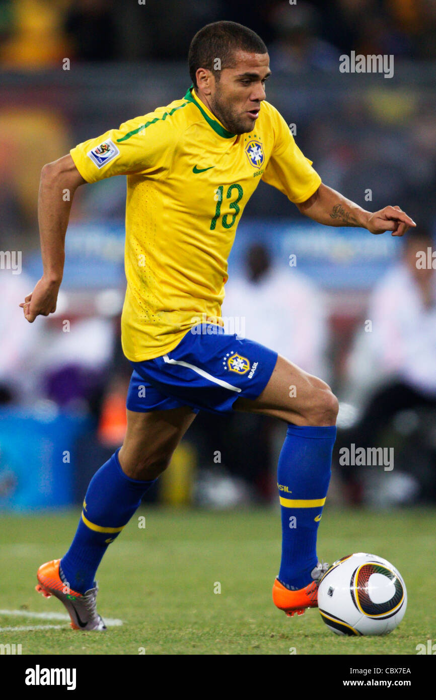 Dani Alves del Brasile si sposta la sfera durante un 2010 FIFA World Cup match contro la Costa d Avorio al Soccer City Stadium. Foto Stock