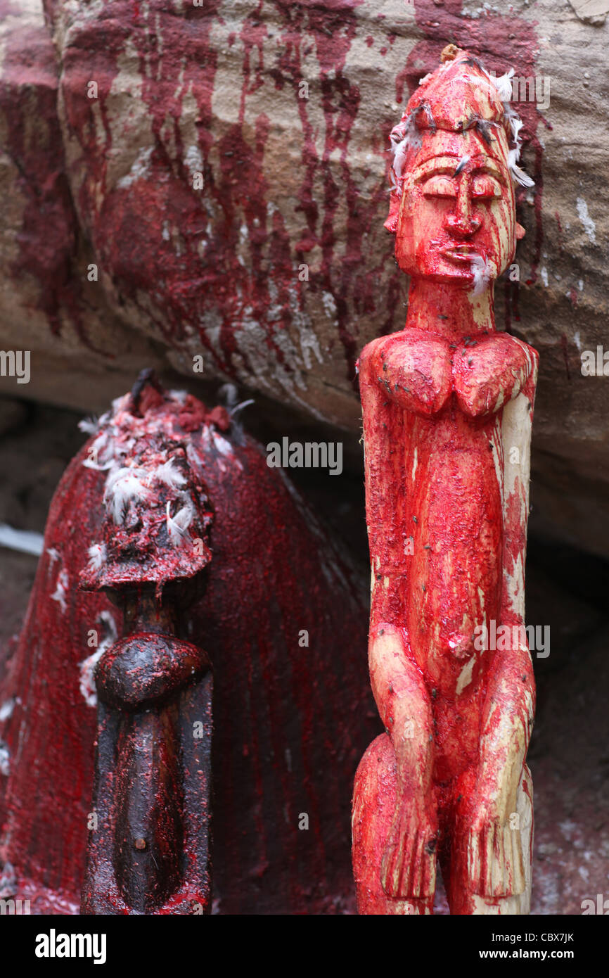 Tradizionale offerta di Dogon statue, con il sangue di due galline e una capra, nel Pays Dogon del Mali, Africa Foto Stock