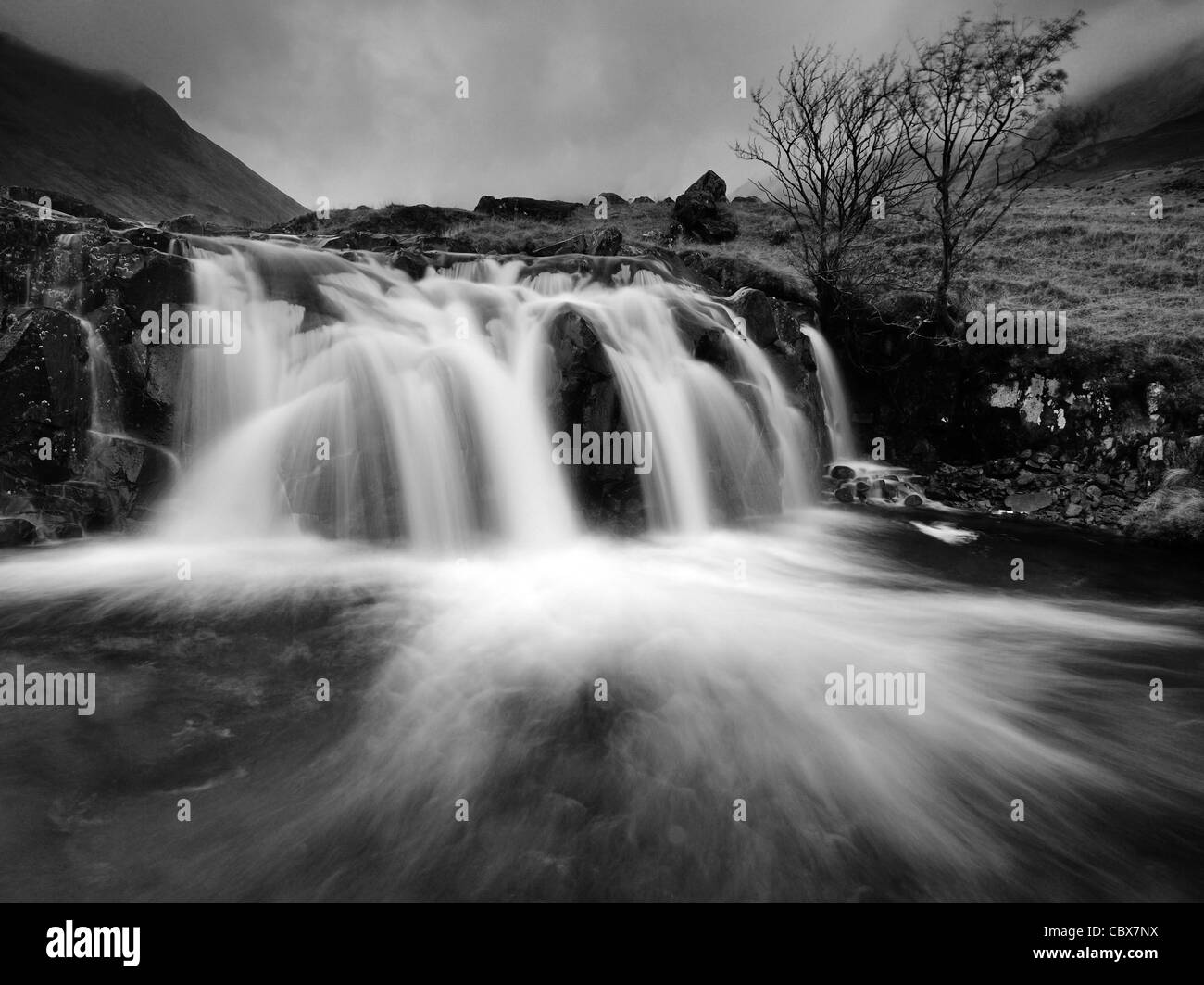 Immagine in bianco e nero di cascata nella valle Langstrath nel Lake District inglese Foto Stock