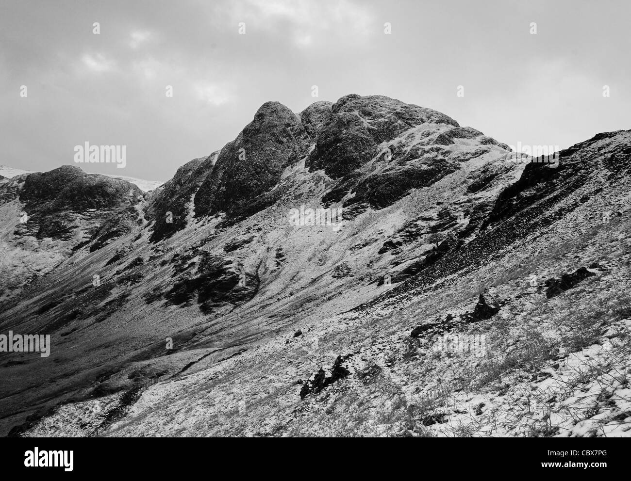 Immagine in bianco e nero di Haystacks in inverno nel Lake District inglese Foto Stock
