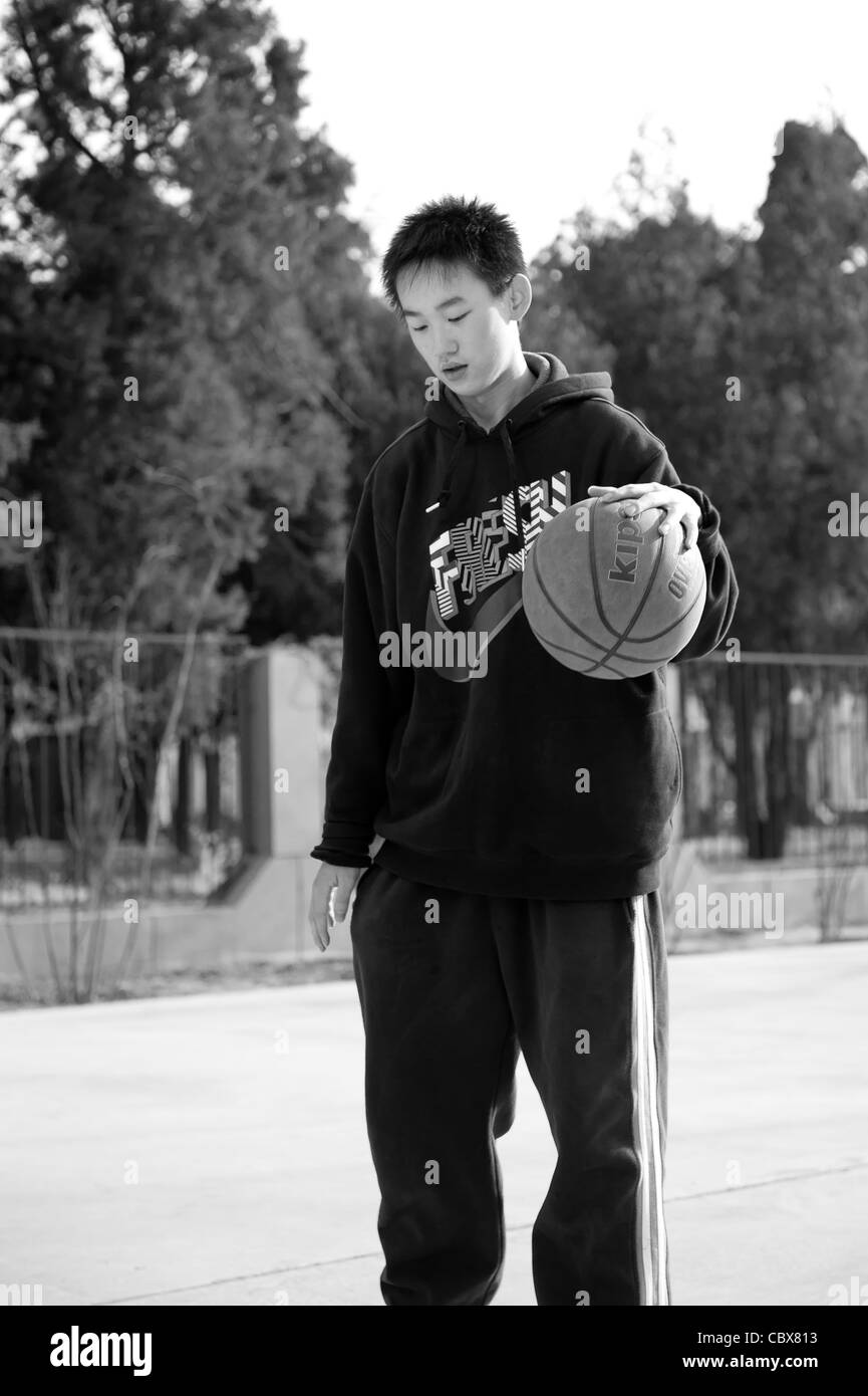 Pechino. Zhang BoYu, un centro scuola studente, pratiche ogni giorno. Il suo sogno di una carriera come un giocatore di pallacanestro professionale Foto Stock
