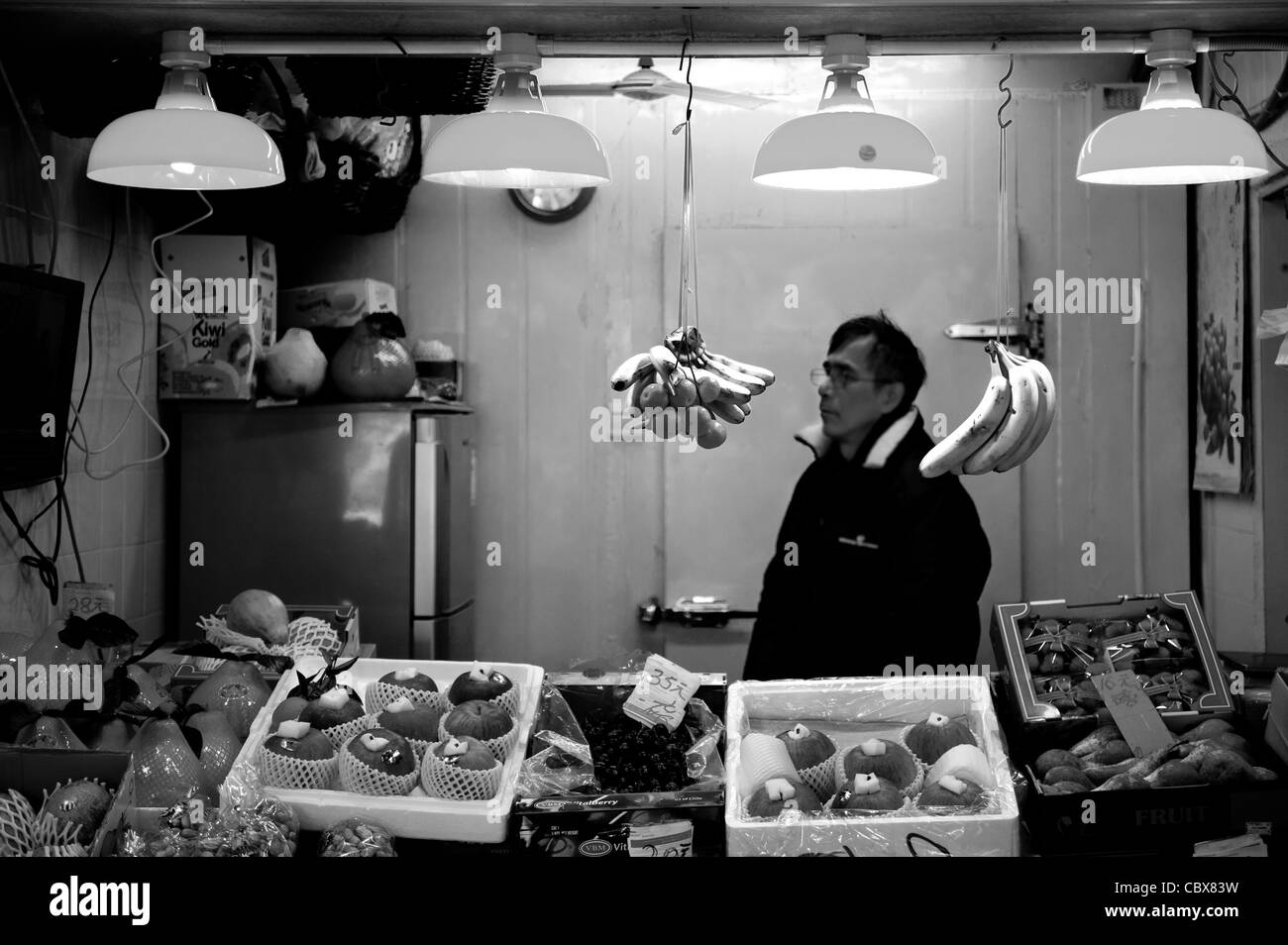 Sha Tin, Hong Kong. Venditore di frutta. Foto Stock