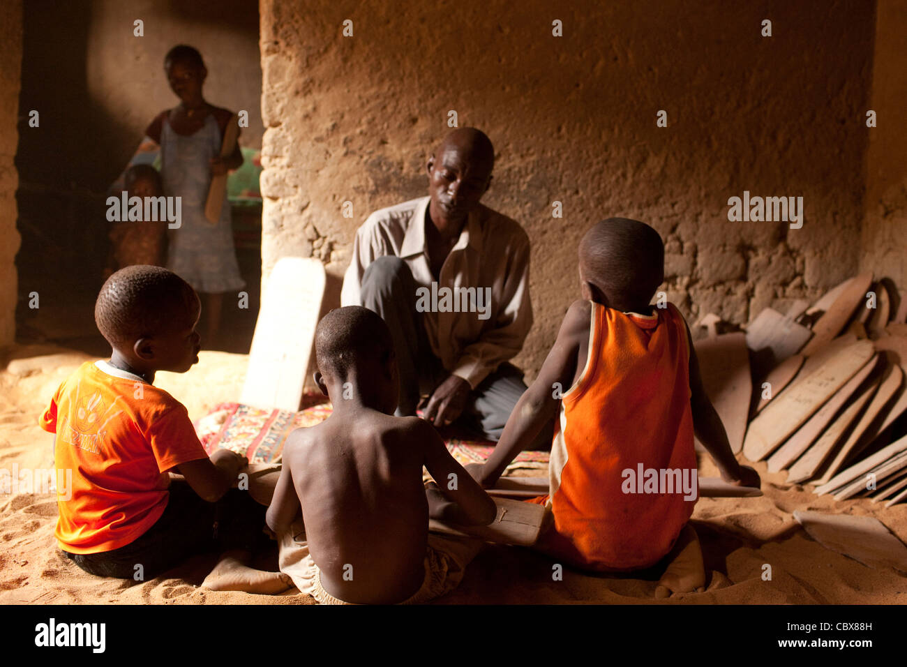 Ragazzi in una scuola coranica a Djenne, Mali, Africa occidentale Foto Stock