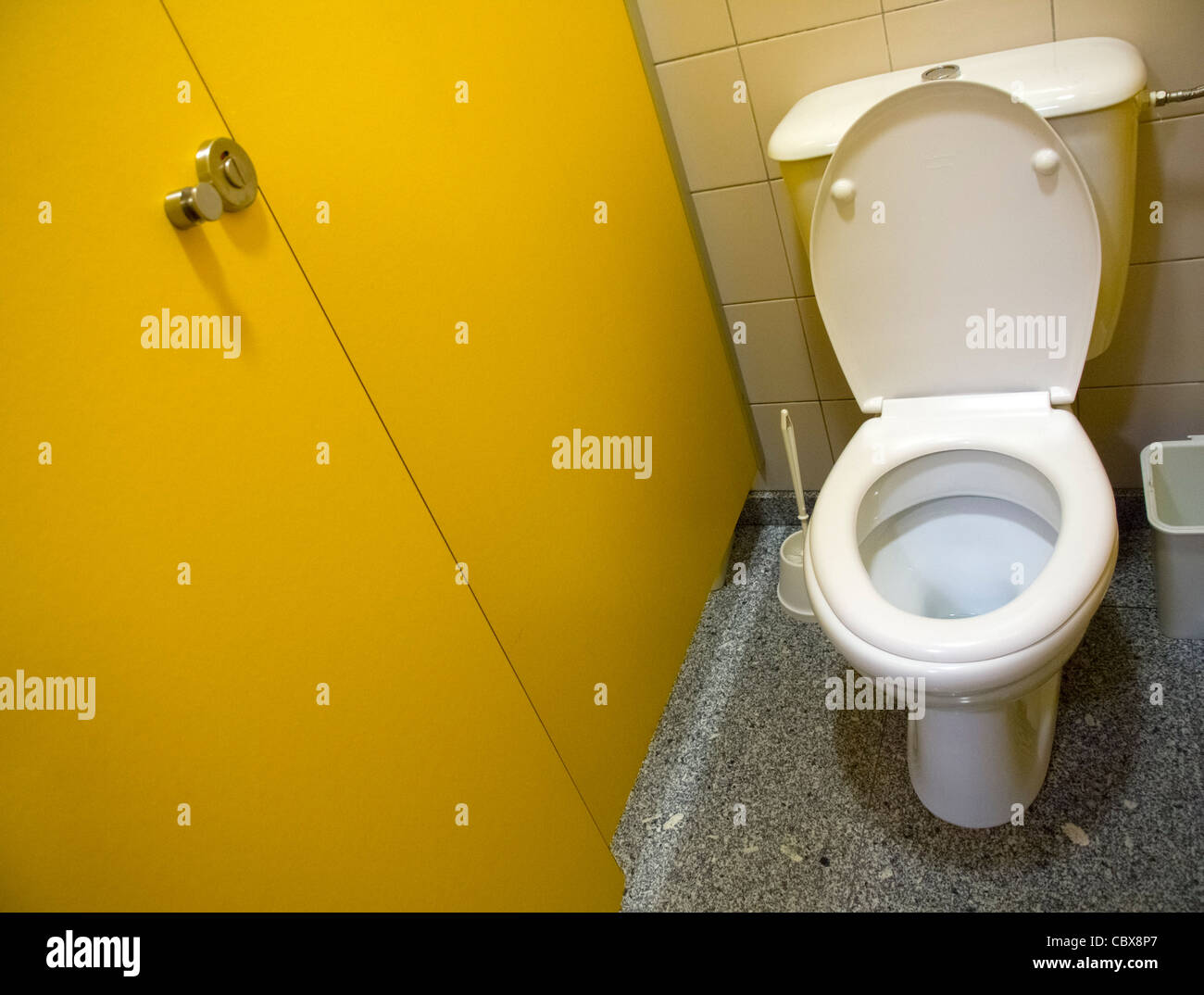 Servizi igienici in una toilette pubblica visto dal di sopra Foto Stock