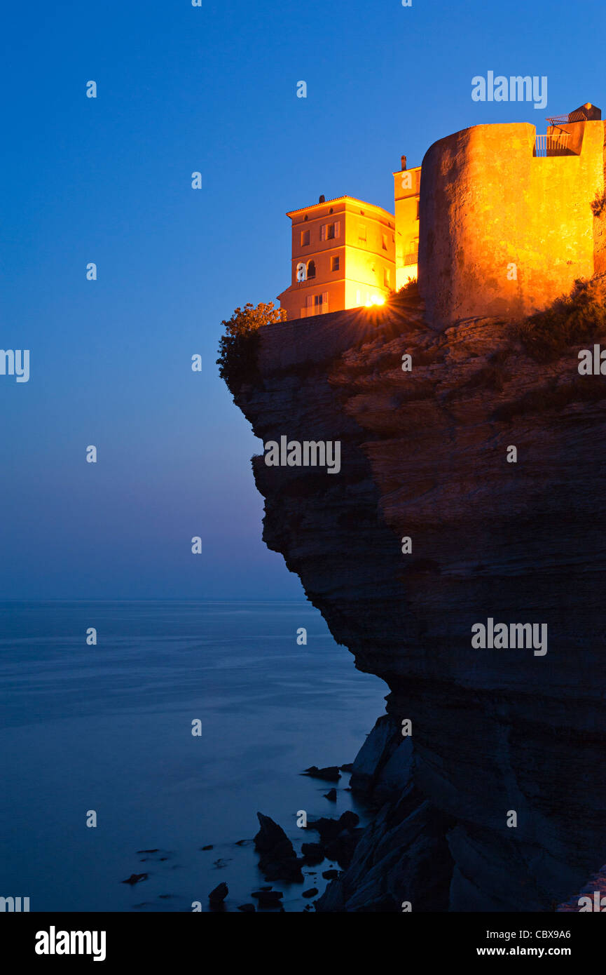 Cittadella di Bonifacio, Corsica al crepuscolo Foto Stock
