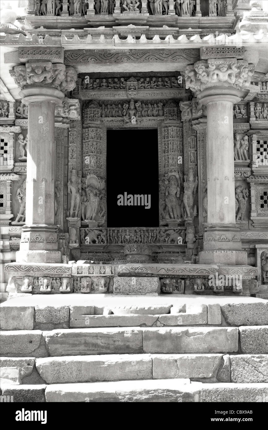 Antico tempio porta in Khajuraho . India Foto Stock