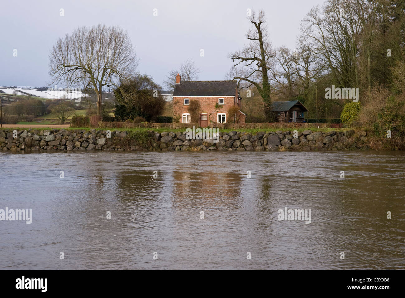 Idilliaca Società Nethouse cottage sulle rive del fiume Wye in flood vicino a Hay-on-Wye Powys Wales UK Foto Stock