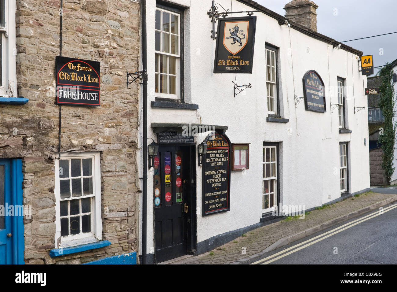 Esterno del famoso vecchio leone nero pub Hay-on-Wye Powys Wales UK Foto Stock