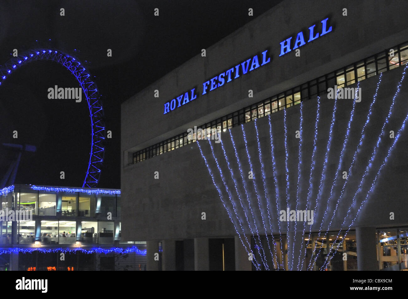 Il Royal Festival Hall e per il London Eye al South Bank di Londra, Regno Unito. Foto Stock