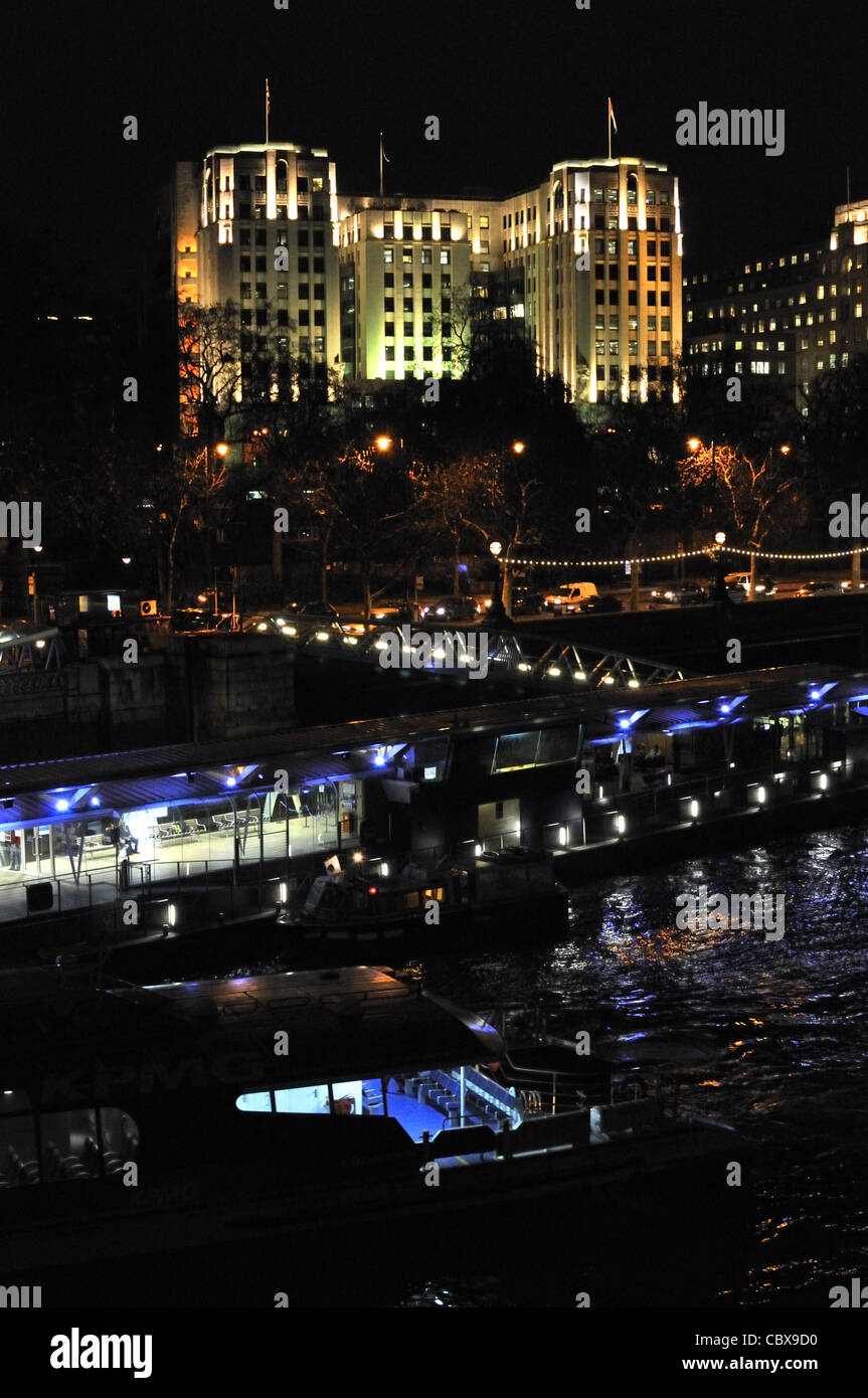 Vista del Savoy Hotel attraverso il fiume Tamigi e Londra. Foto Stock