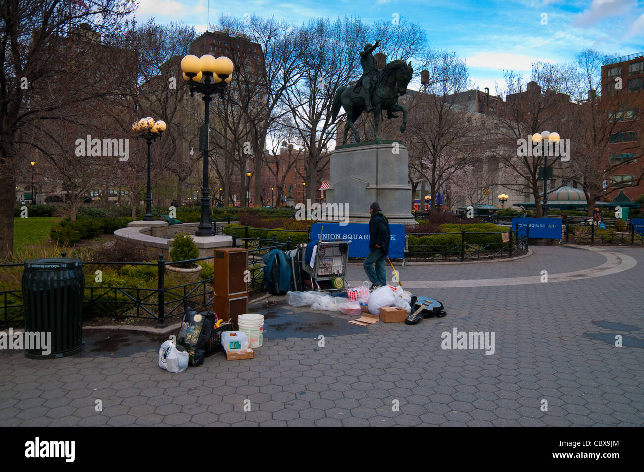 Hobo vicino alla statua di George Washington nel parco di Union Square a Manhattan, New York City Foto Stock