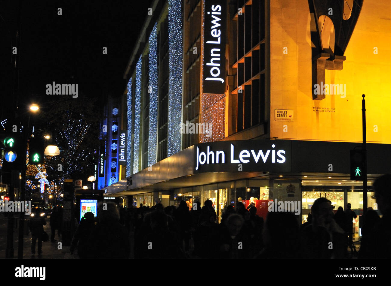 2011 shopping di Natale la folla fuori John Lewis department store in Oxford Street, Londra, Regno Unito. Foto Stock