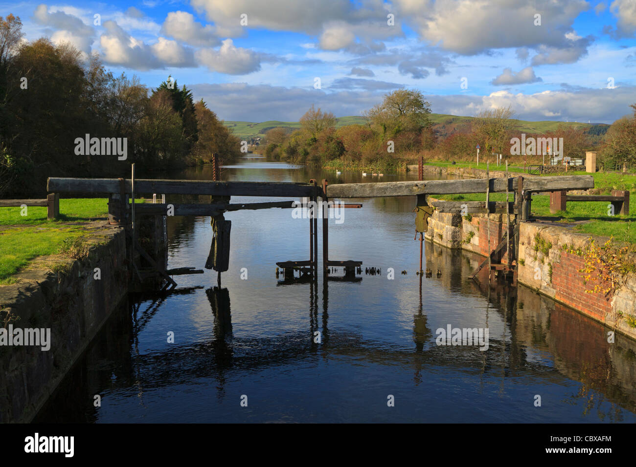 Canal Ulverston, Cumbria, Regno Unito. Abbandonati i cancelli di bloccaggio della defunta Ulverston Canal. Foto Stock