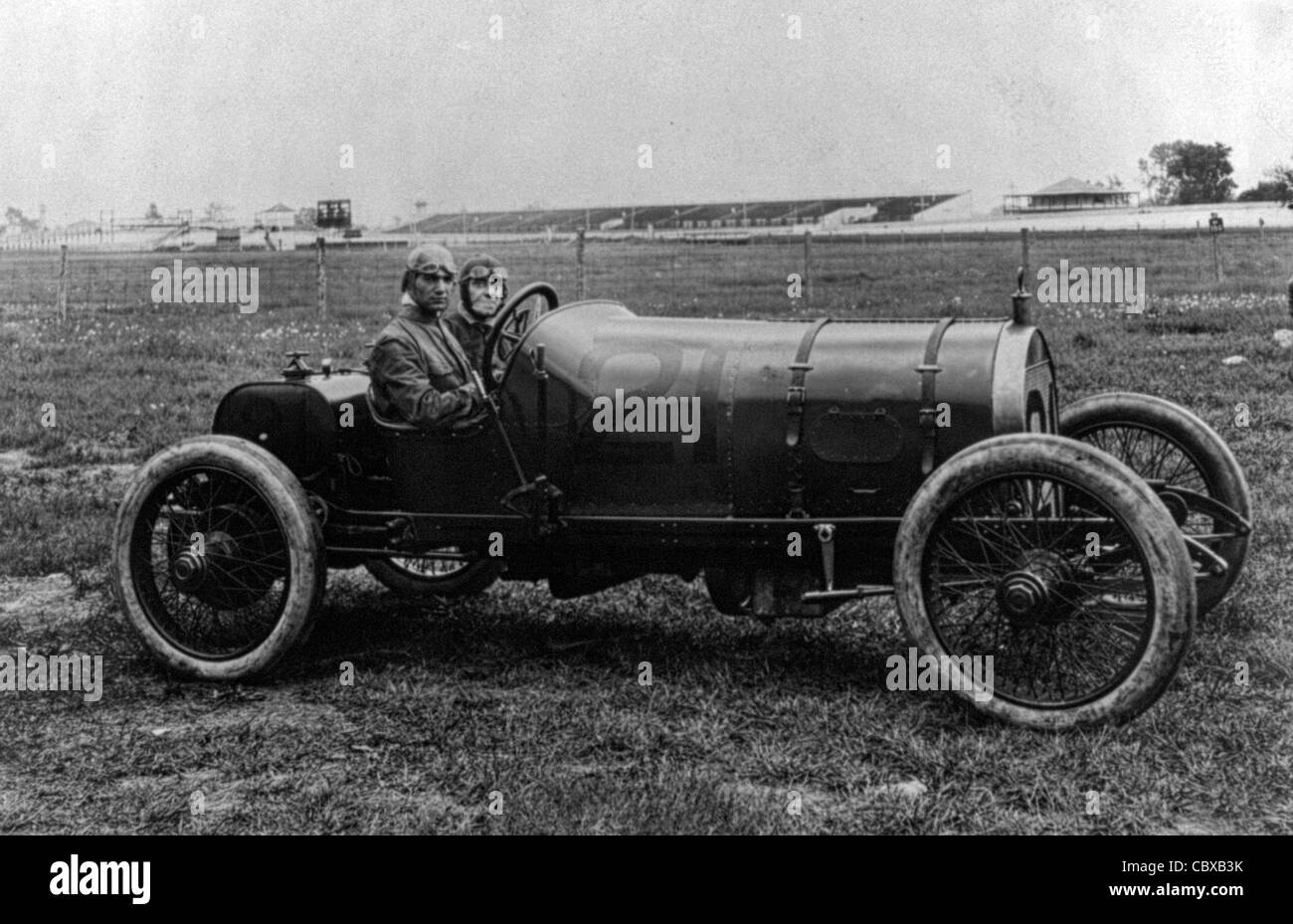 Uomini non identificati seduto in macchina da corsa, circa 1913 Foto Stock