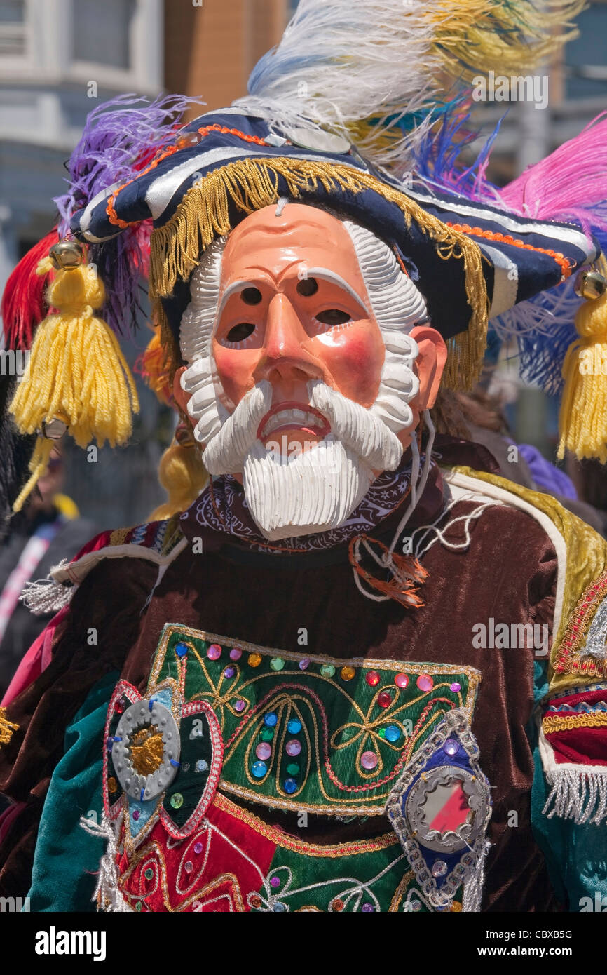 Masked partecipante al Carnevale annuale festival nel distretto di missione di San Francisco, California, Stati Uniti d'America Foto Stock