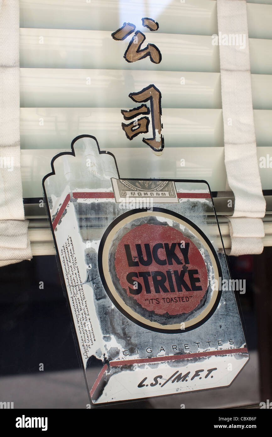 Lucky Strike annuncio di sigaretta dipinta sulla finestra del negozio nella storica città cinese di Locke in Sacramento area Delta, California. Foto Stock