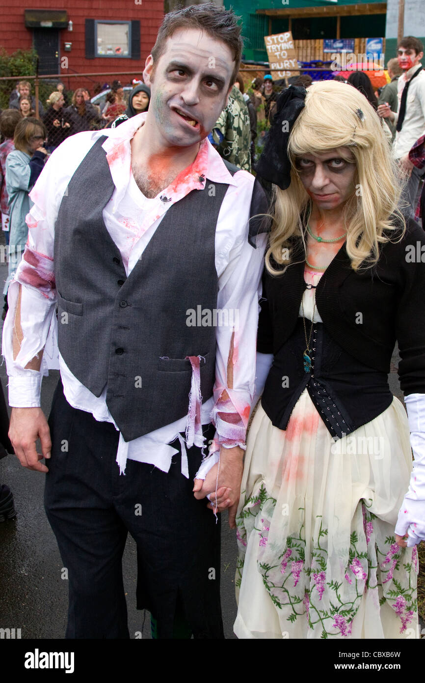 Zombie a piedi i partecipanti in Portland Oregon Foto Stock