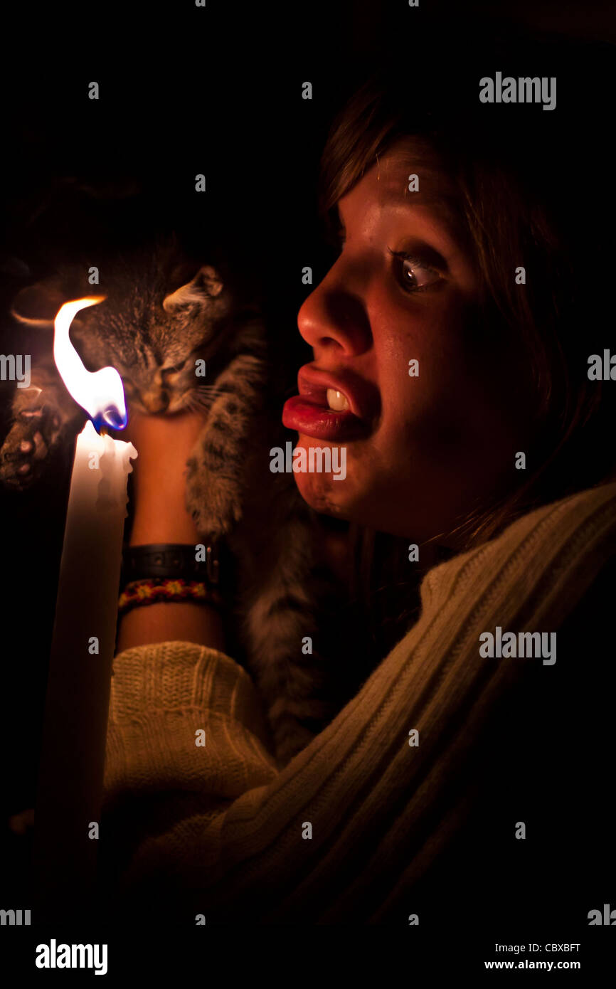 Ragazza gatto pazzo candela gattino Foto Stock