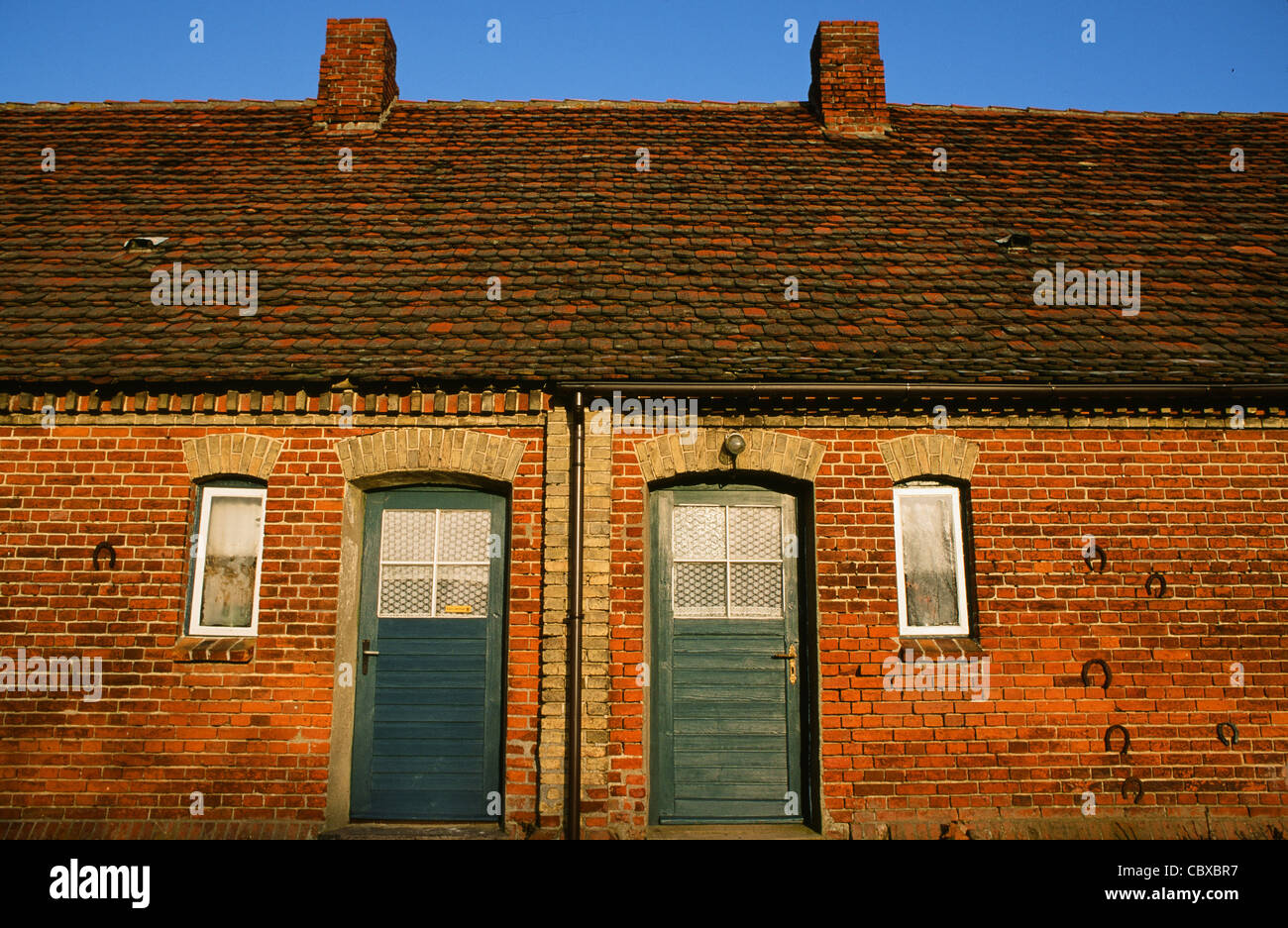 Rustico, basic country homes del salariato agricolo realizzato dal rosso mattone a Neuhof vicino a Schwerin, Mecklenburg, Germania Est Foto Stock