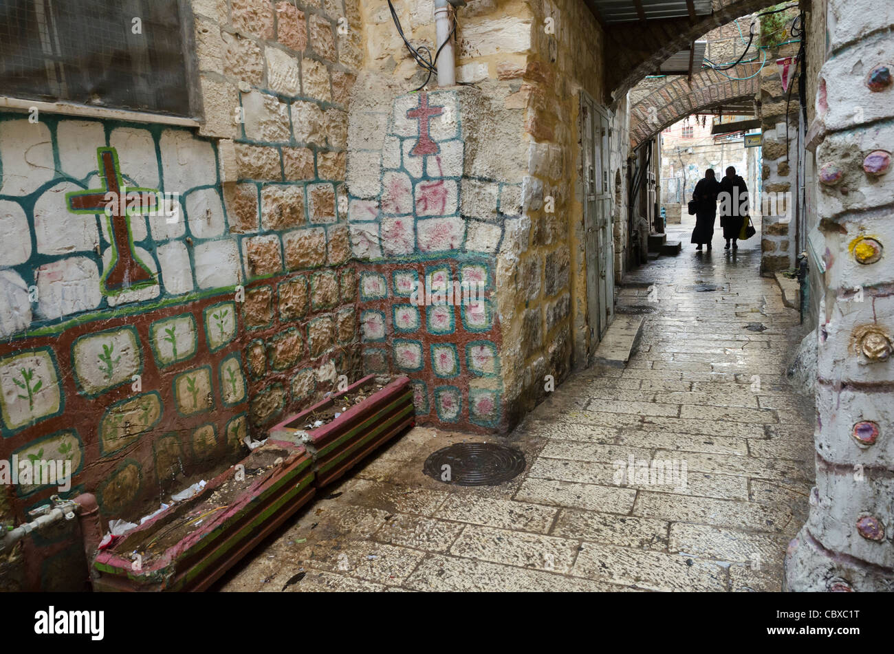 Croci dipinte sui muri nelle strade del quartiere cristiano. Gerusalemme vecchia città. Israele Foto Stock