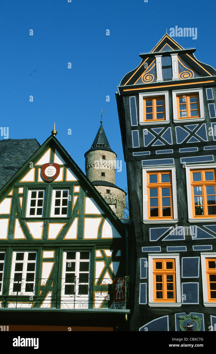 La città vecchia di Idstein con tipiche case a graticcio e la strega Hexenturm tower trovati in Hesse, Germania Foto Stock