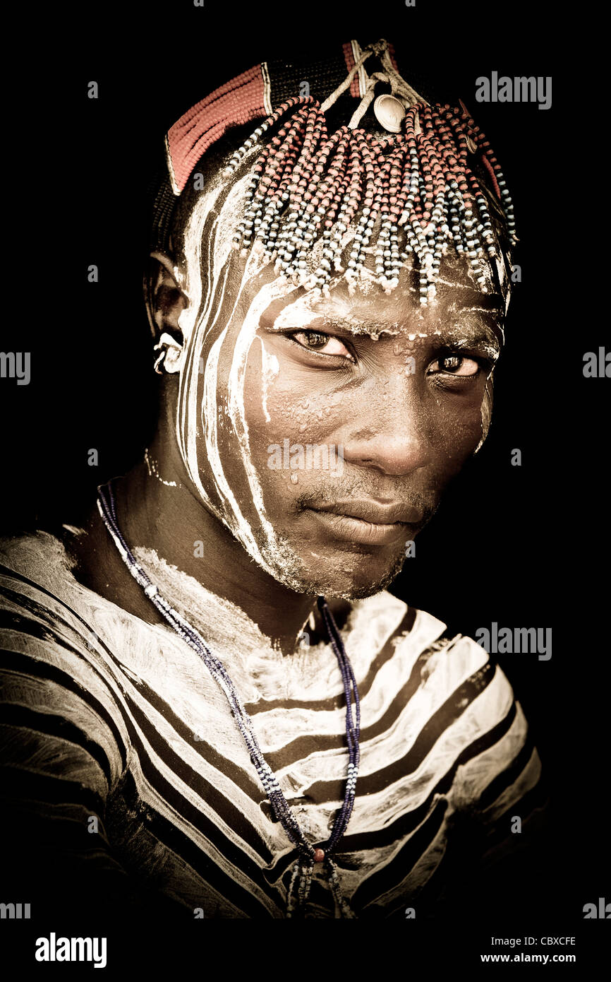 Suggestivo ritratto di un Karo Tribesman presso il villaggio di Kolcho nella bassa valle dell'Omo, l'Etiopia meridionale, Africa. Foto Stock