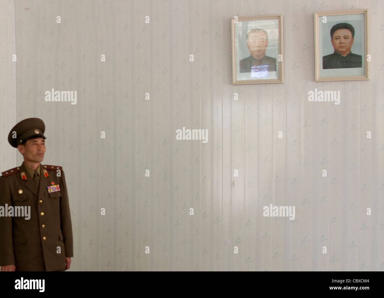 Soldato IN UNA CAMERA, COREA DEL NORD Foto Stock