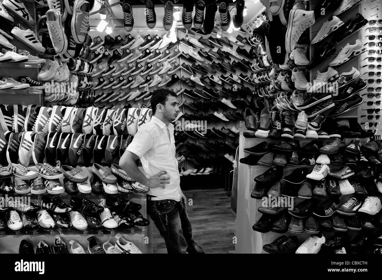 Il Grand Bazaar, Istanbul. Calzatura venditore di fronte al suo negozio. Foto Stock