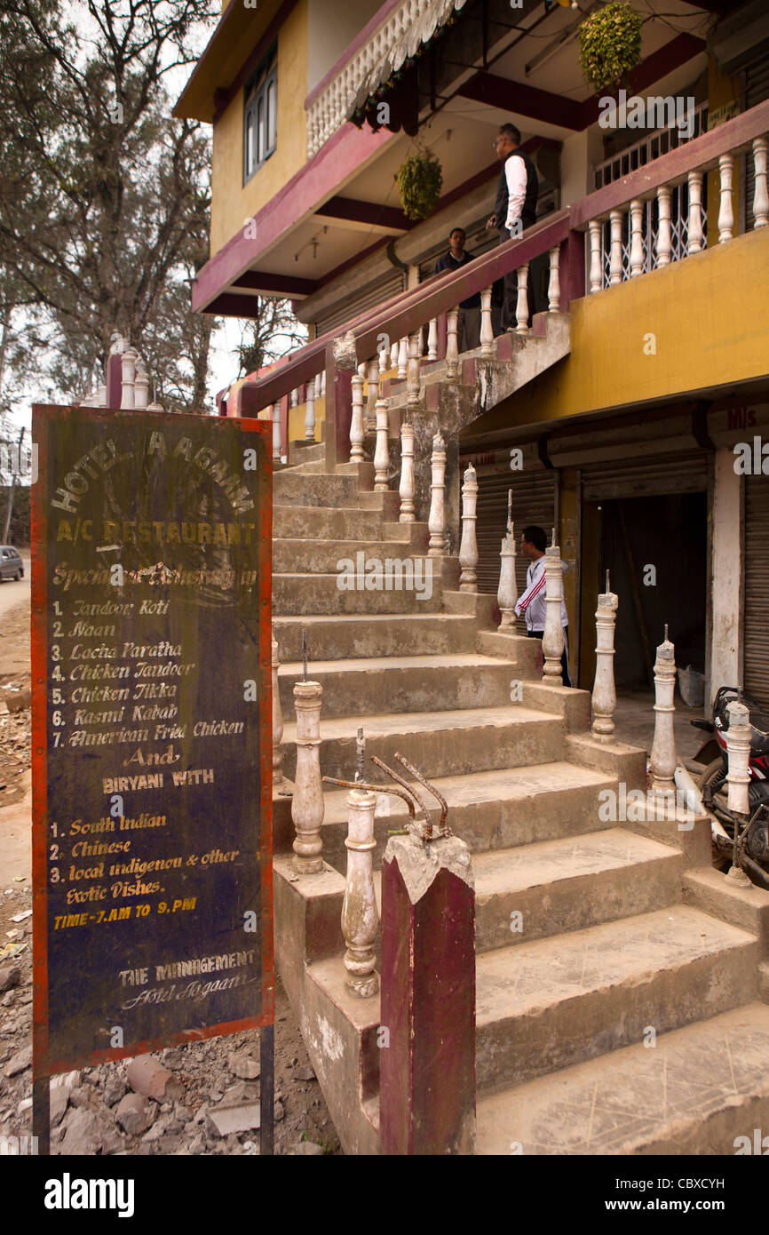 India, Arunachal Pradesh, lungo, Hotel Aagaam, fatiscente fasi anteriori del miglior hotel della città Foto Stock
