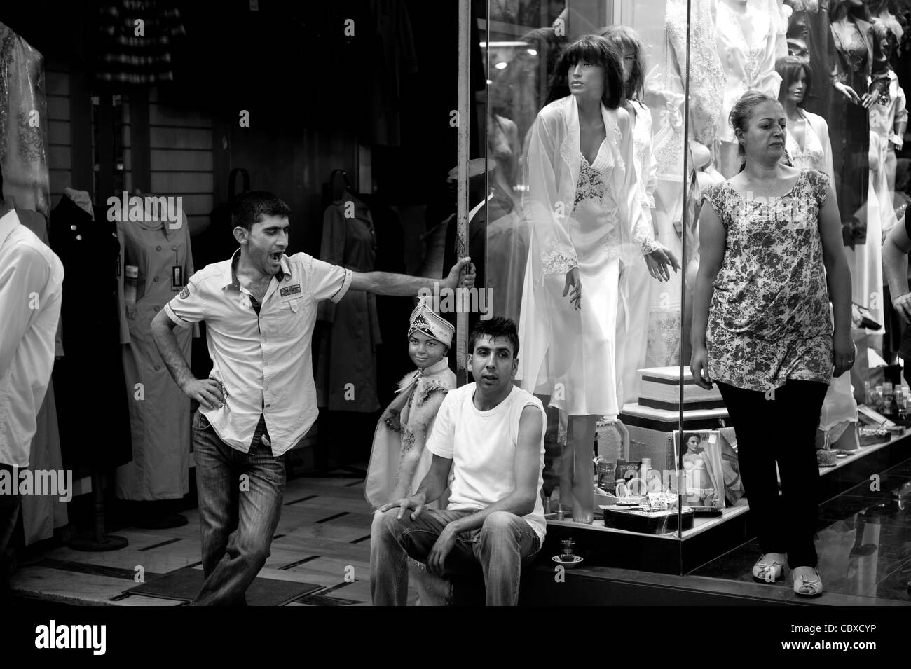 Il Grand Bazaar, Istanbul. I fornitori e di un turista di fronte a un negozio. Foto Stock