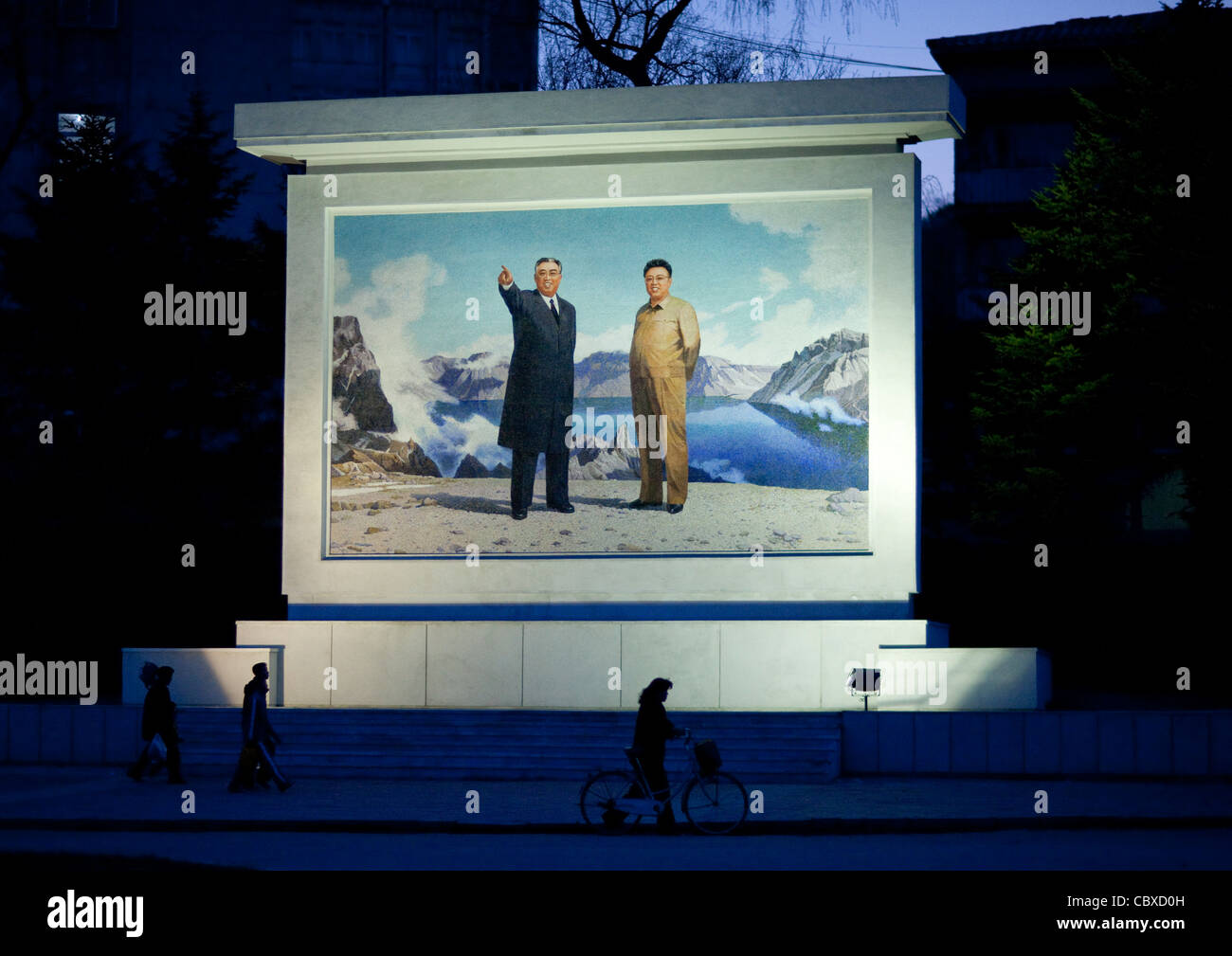 KIM iL Sung e Kim Jong Il su un affresco di propaganda, WONSAN, COREA DEL NORD Foto Stock