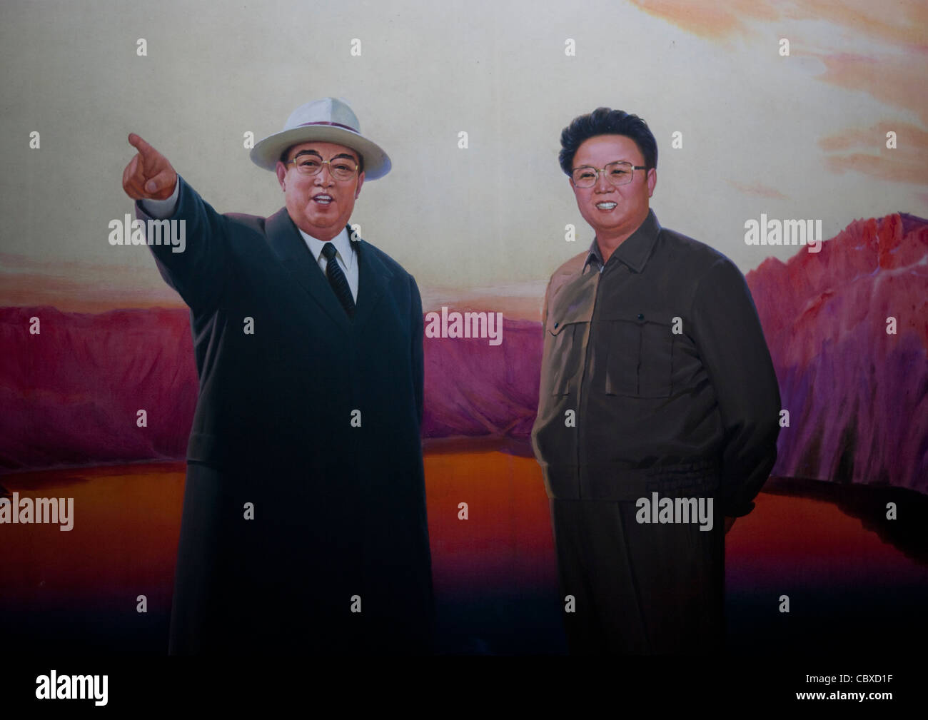 KIM Il Sung e Kim Jong Il su un affresco di propaganda, WONSAN, COREA DEL NORD Foto Stock
