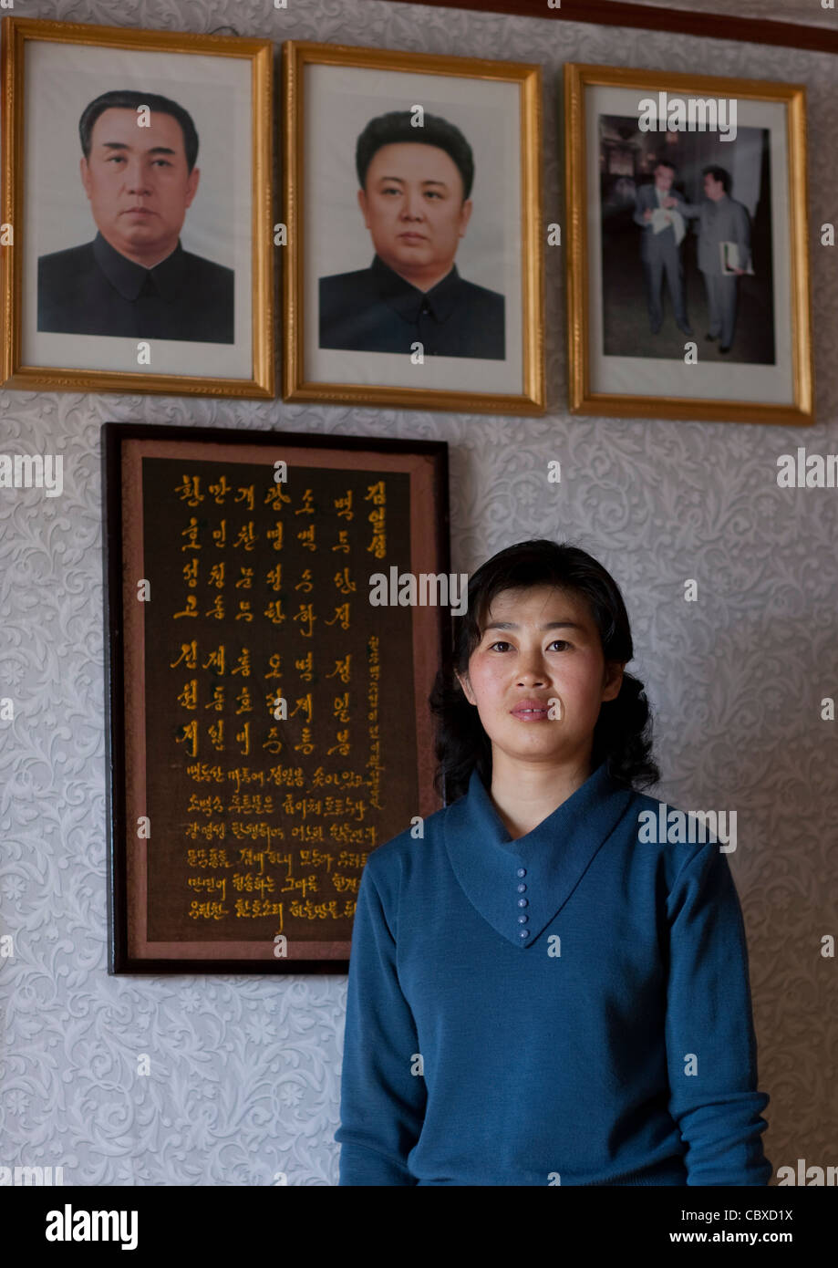 La donna che ha ottenuto una visita di Kim Jong Il IN CASA SUA JUNG PYONG RI VILLAGE, COREA DEL NORD Foto Stock