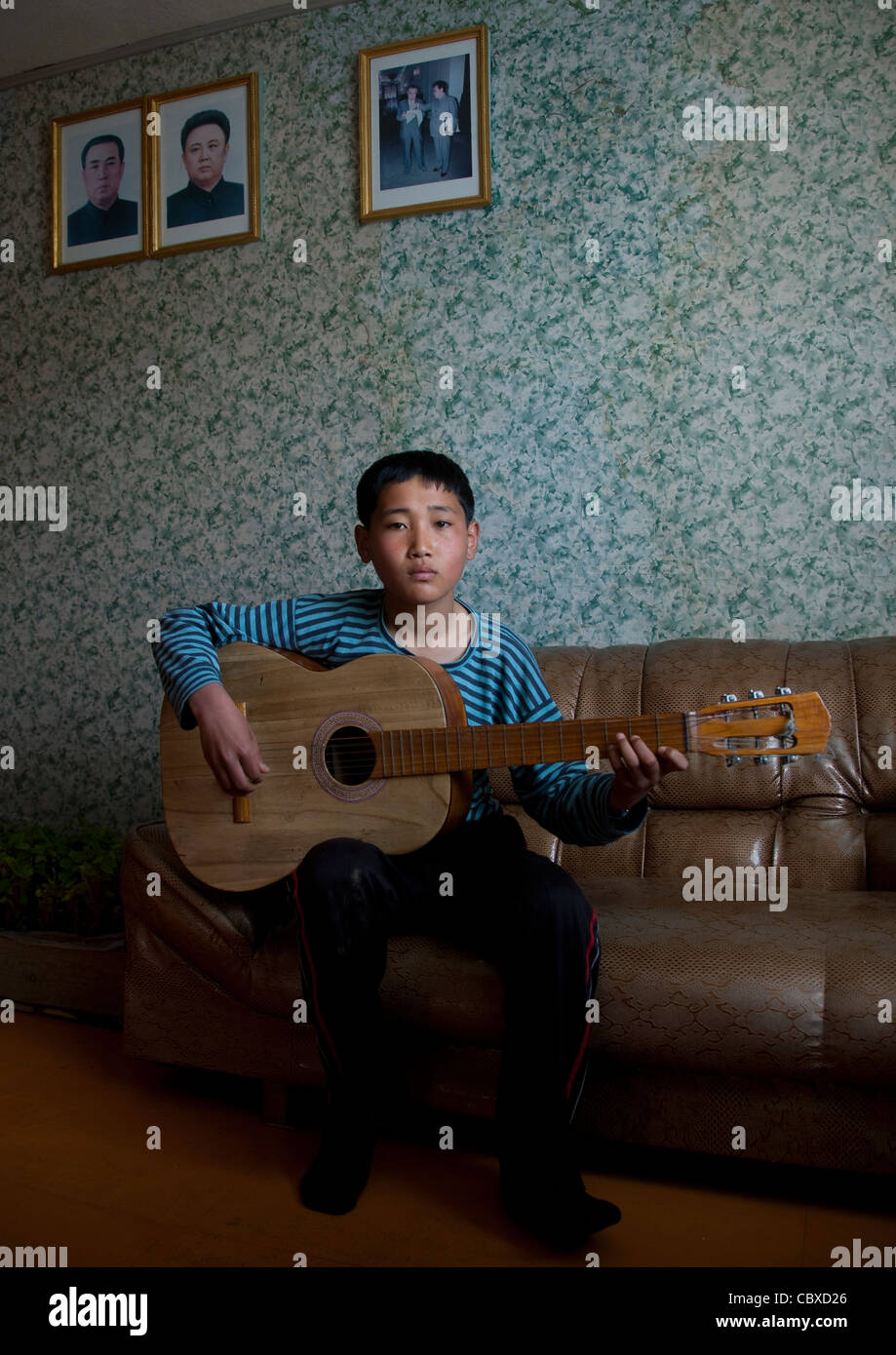 Giovane chitarrista di JUNG PYONG RI VILLAGE, COREA DEL NORD Foto Stock