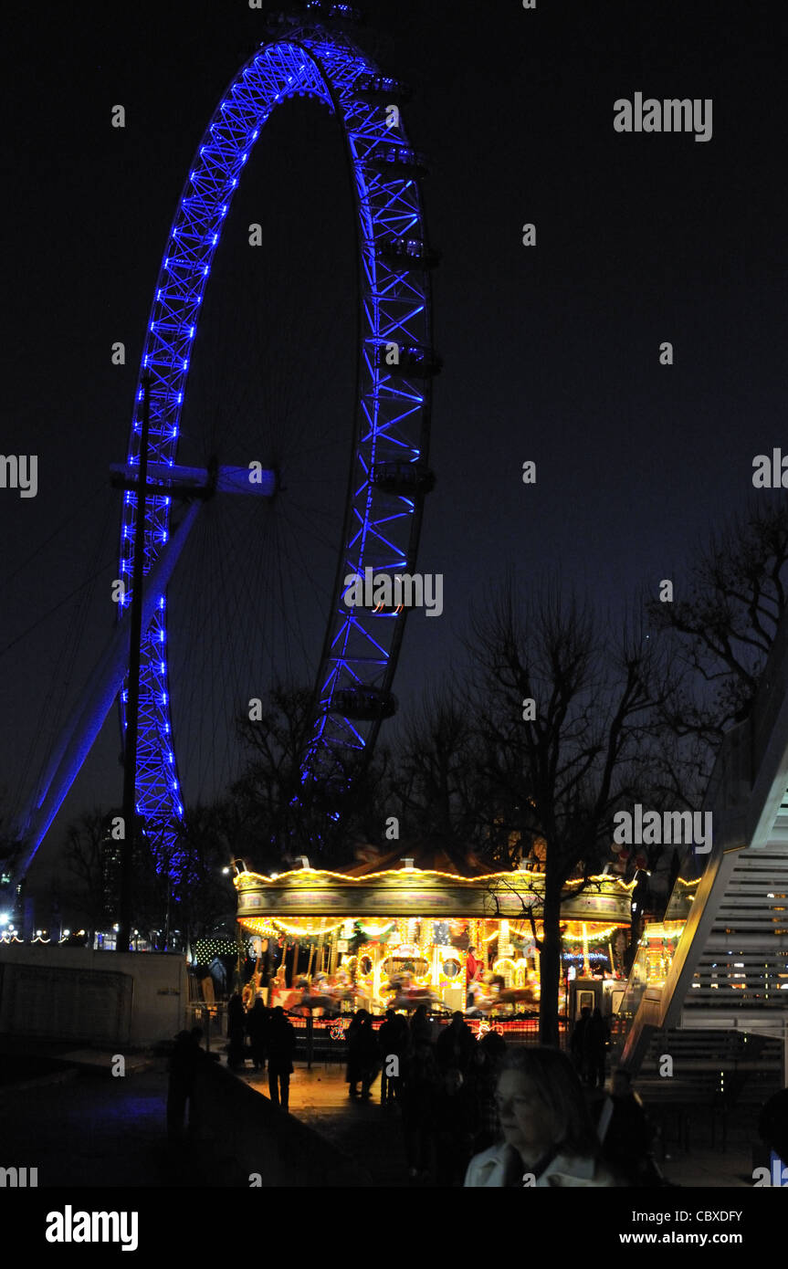 Il London Eye e merry-go-round a South Bank di Londra, Regno Unito. Foto Stock