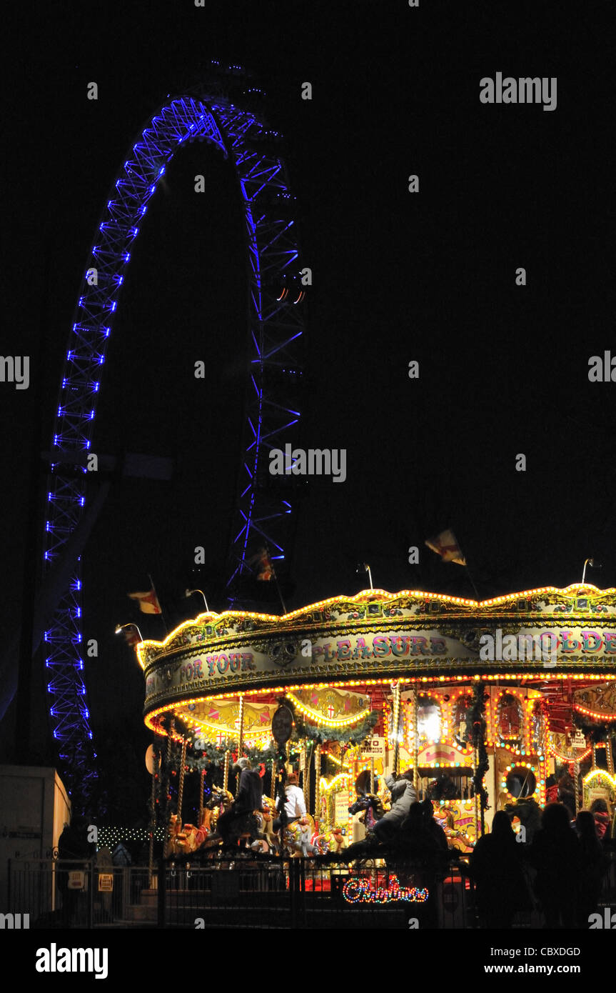 Il London Eye e merry-go-round a South Bank di Londra, Regno Unito. Foto Stock