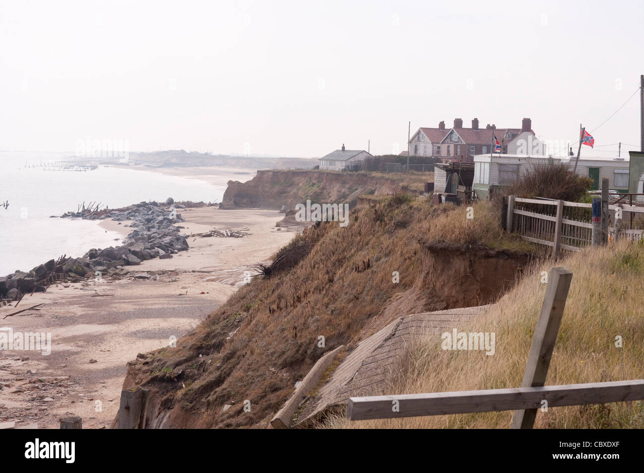 Happisburgh Beach, North Norfolk. Mostra le successive linee di difesa brakewater. Foto Stock