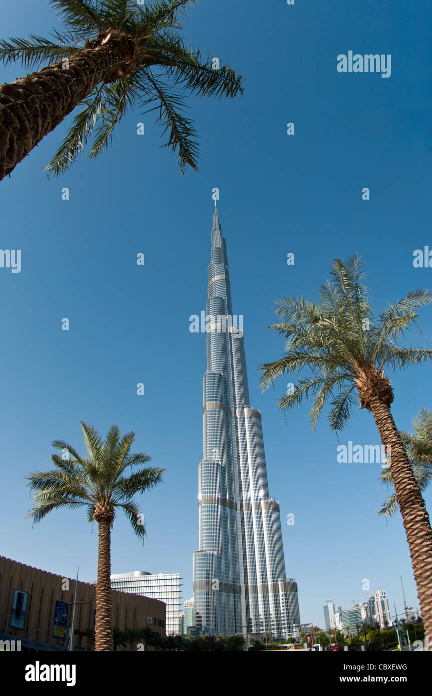 Il Burj Khalifa è un edificio più alto del mondo, a 828m. Situato in Downtown Dubai Sheikh Zayed Road. Foto Stock