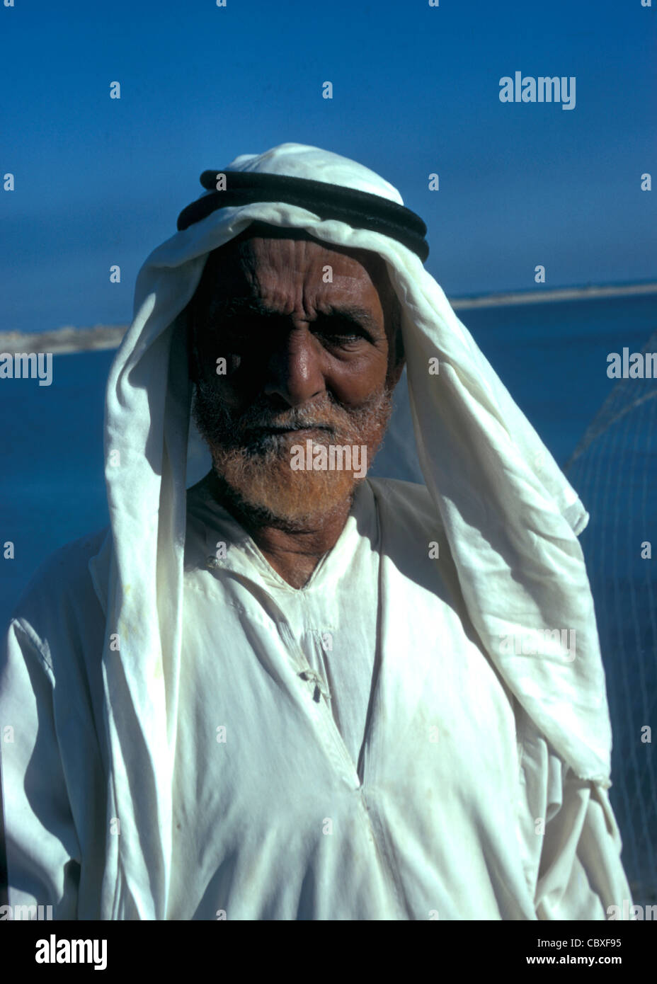 Arabo con la barba tinta hennè-rosso che indica che è stato alla Mecca. Ajman, Emirati Arabi Uniti, 1975 Foto Stock