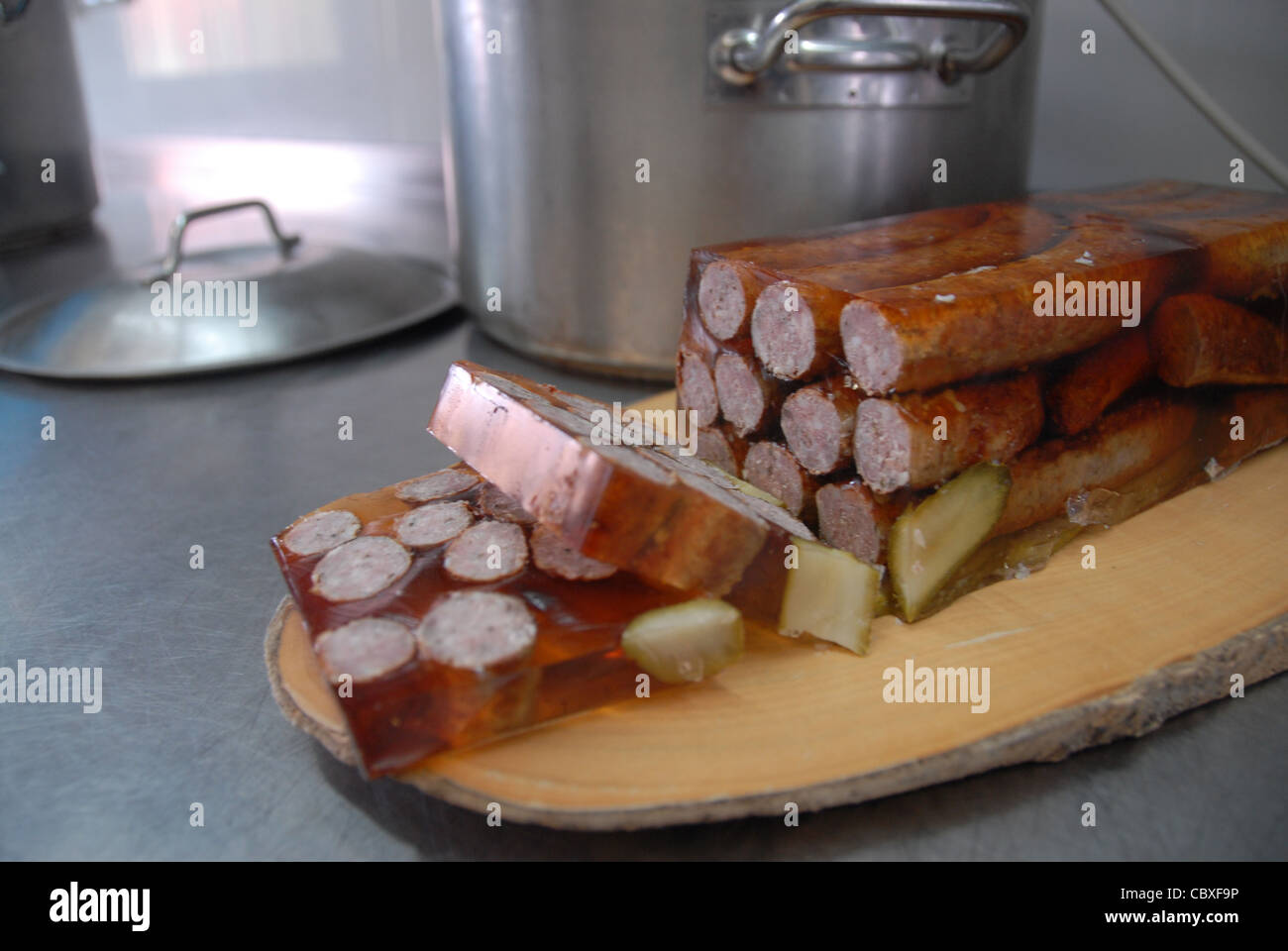 In casa Bratwurst-Sülze, salsiccia brawn o hock, un piatto tipico della Baviera Franconia della regione Foto Stock
