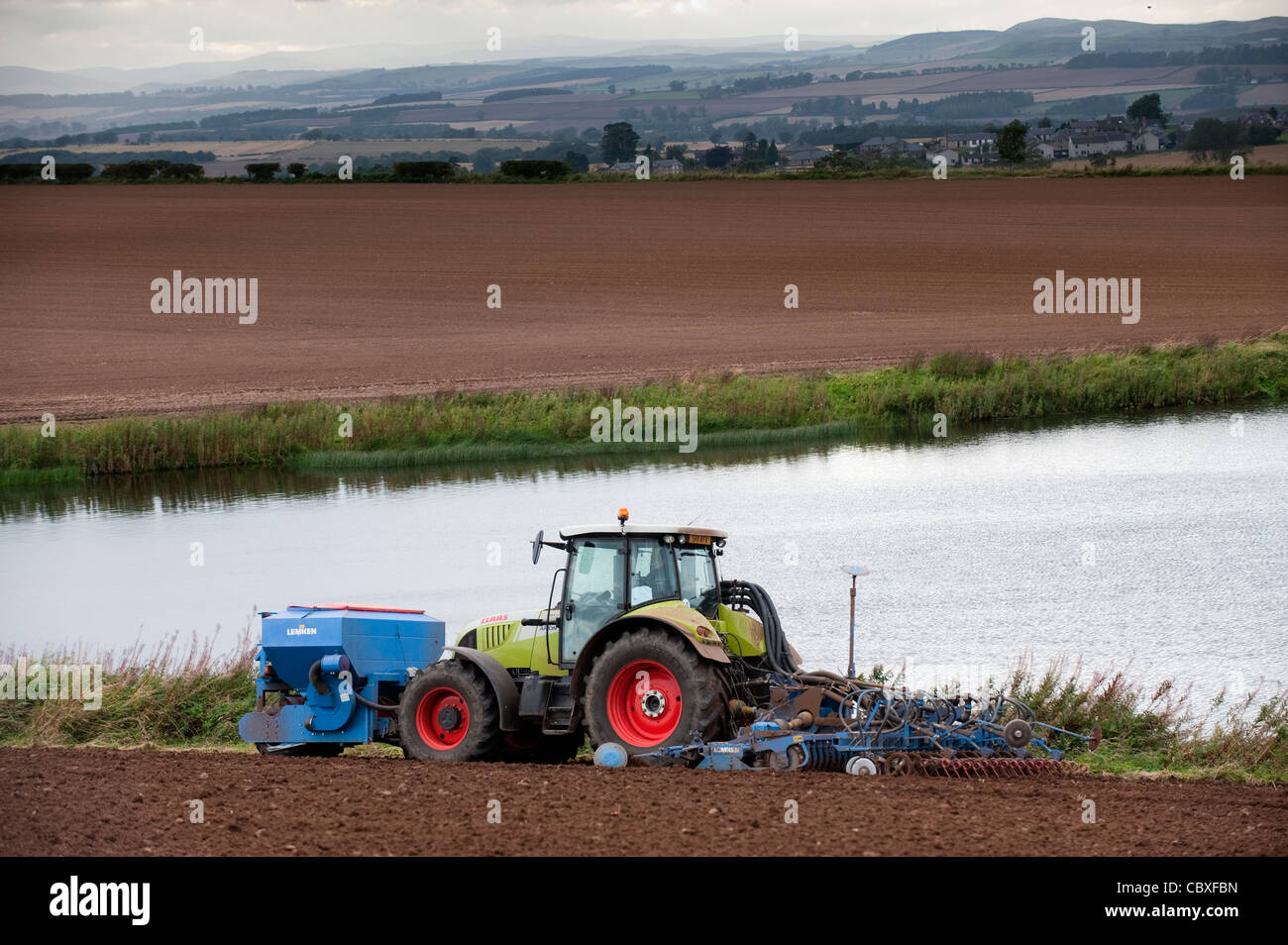 Claas Arion 640 anteriore con pneumatico montato su una seminatrice e posteriore a disco montato e praticare in Scottish Borders. Foto Stock
