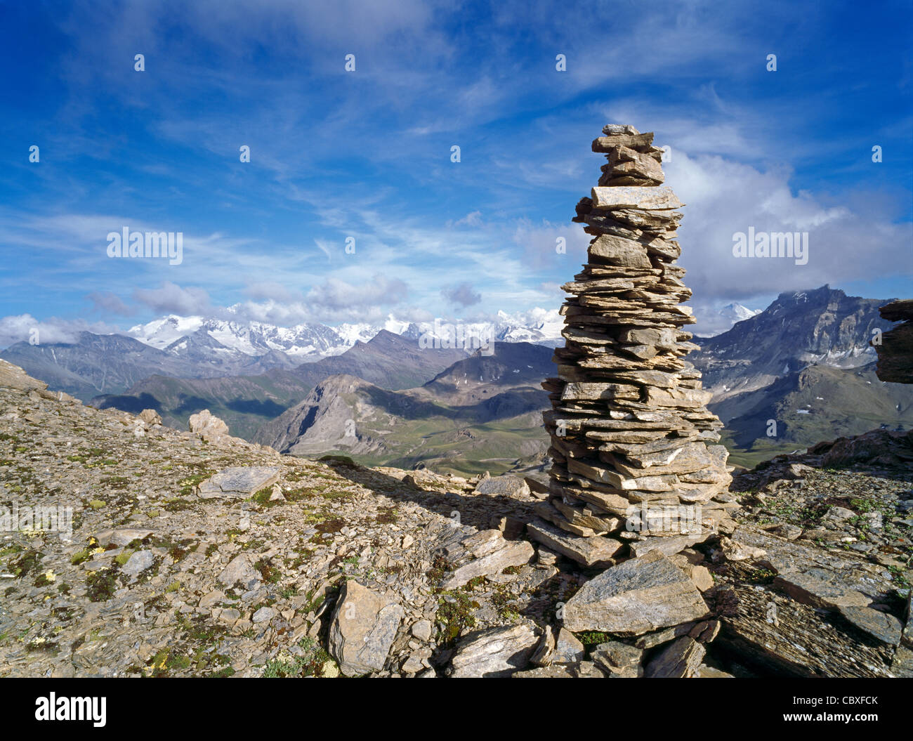 Big Stone cairn nella parte anteriore del meraviglioso scenario di montagna di Hérens Becs de Bosson Foto Stock