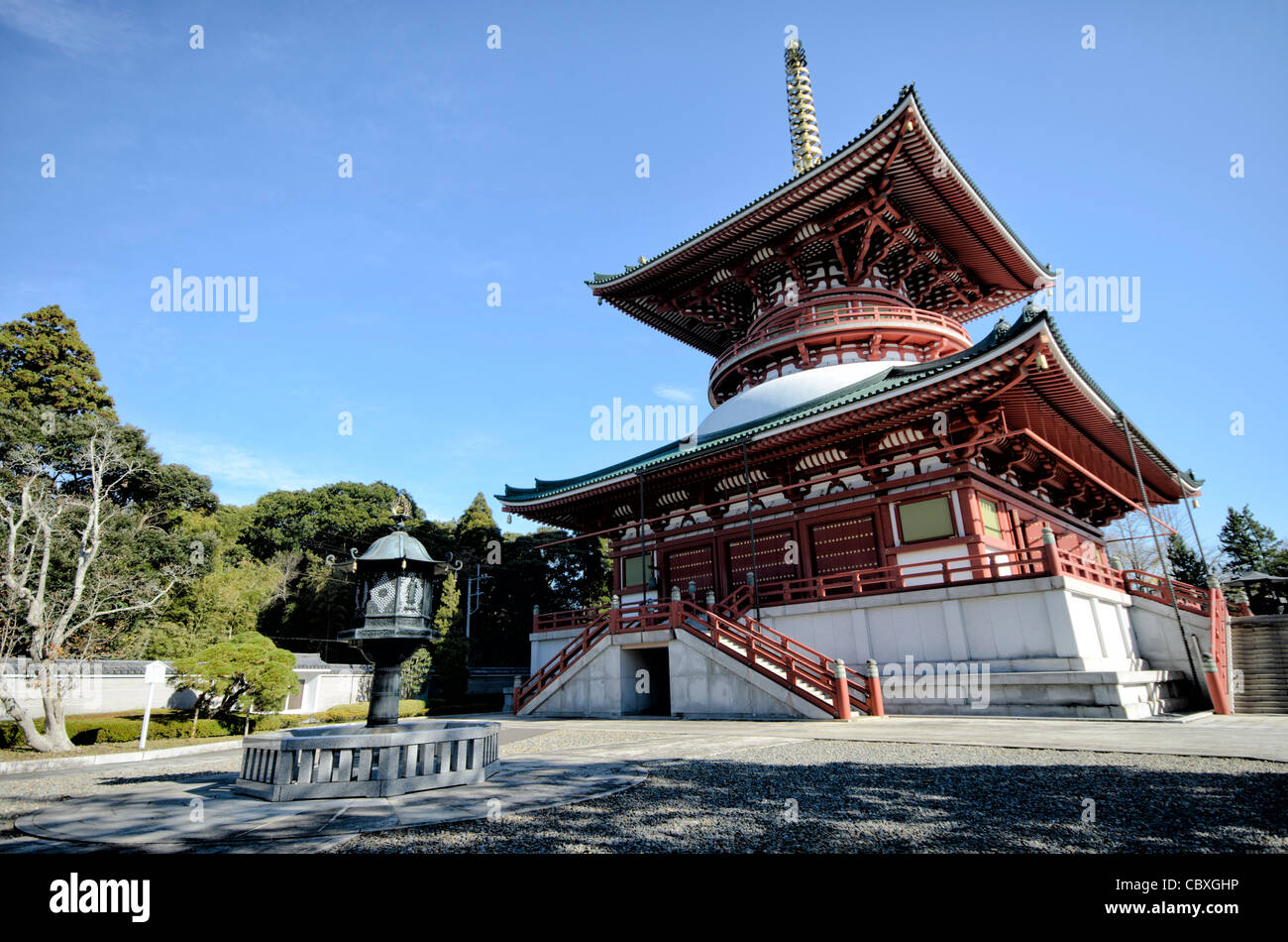 NARITA, Giappone - il Daitou (grande Tempio) di Naritasan Shinshoji, alto 58 metri in cima al monte Narita. Costruito nel 1984, questa moderna aggiunta all'antico complesso buddista Shingon, fondato nel 940 d.C., combina design architettonico contemporaneo con tradizionale simbolismo religioso, dominando lo skyline della città di Narita. Foto Stock