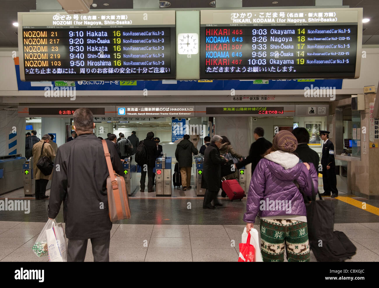 Tokyo occupato la stazione della metropolitana con i " commuters " utilizzando la vasta rete di metropolitana, Tokyo, Giappone. Foto Stock