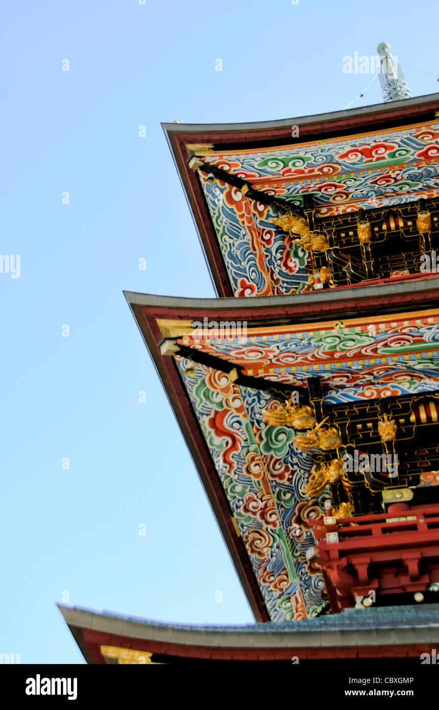 Tempio Naritasan Shinshoji a tre piani, Pagoda Rafters Narita Giappone // NARITA, Giappone - travi ornamentali della Pagoda a tre piani al tempio Naritasan Shinshoji mostrano colori vibranti e intricati disegni caratteristici della tradizionale architettura buddista giapponese. La pagoda alta 25 metri è stata originariamente costruita nel 1712 e rappresenta una delle strutture più significative del tempio. Il tempio Naritasan Shinshoji, fondato nel 940, è dedicato a Fudo Myoo e funge da tempio principale del ramo Chisan della setta buddista Shingon. Il complesso del tempio attrae milioni di visitatori ann Foto Stock