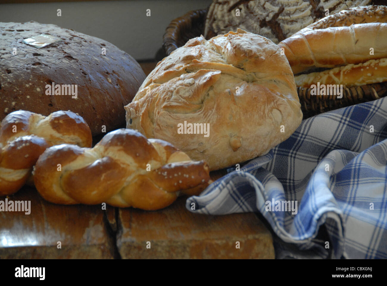 Vari fatti in casa a base di pane venduto in una fattoria stare in Franconia, una regione di Baviera, Germania Foto Stock